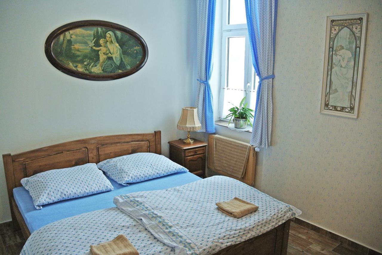 Restaurace A Penzion Ubrousku Prostri Se Nova Bystrice Exterior photo