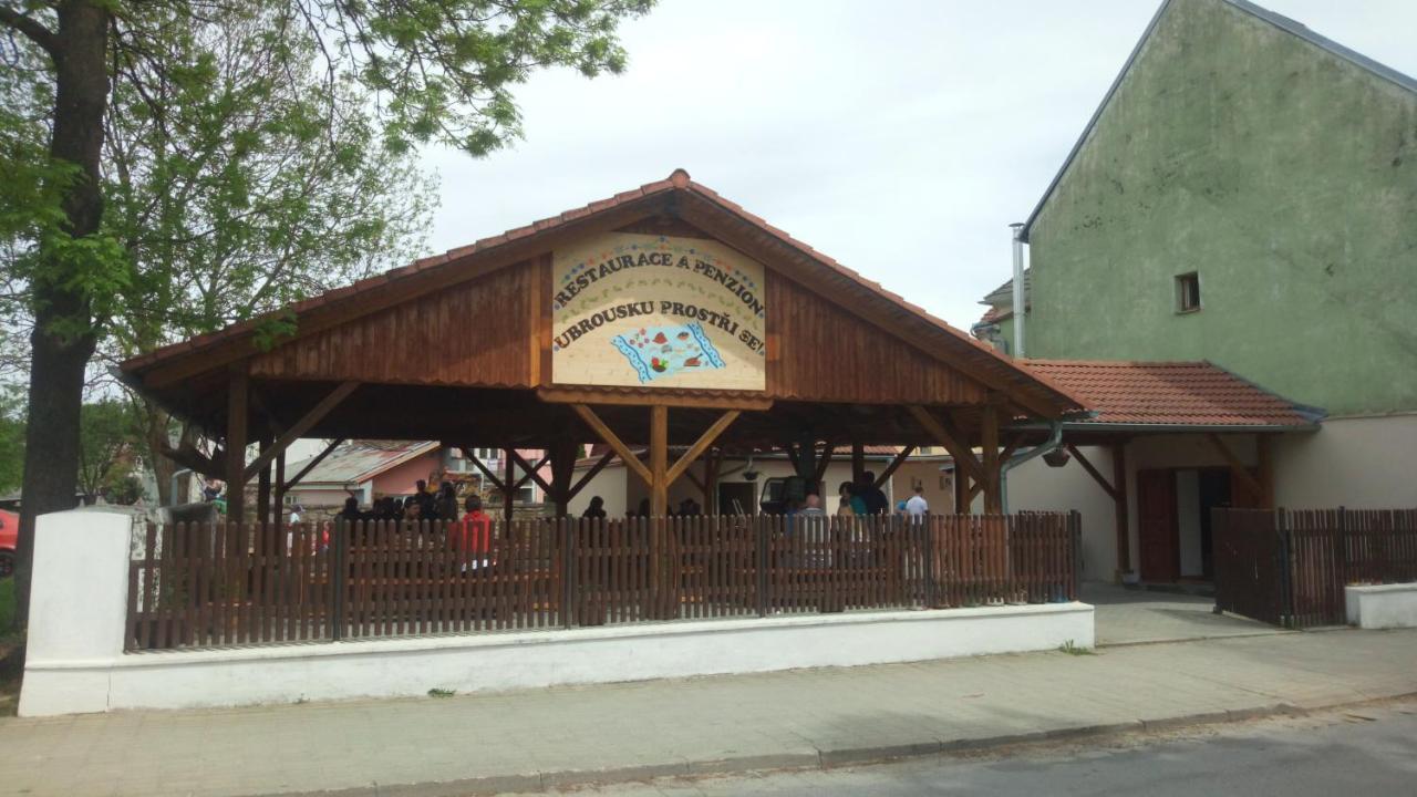 Restaurace A Penzion Ubrousku Prostri Se Nova Bystrice Exterior photo