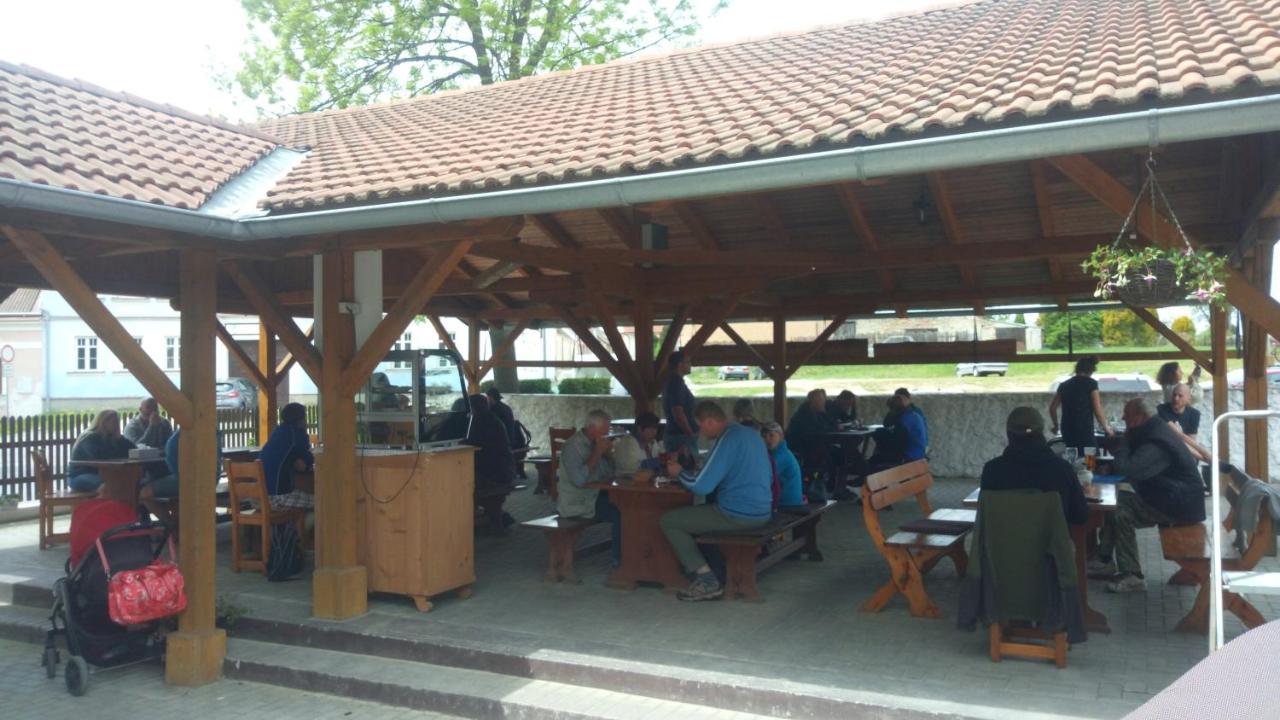 Restaurace A Penzion Ubrousku Prostri Se Nova Bystrice Exterior photo